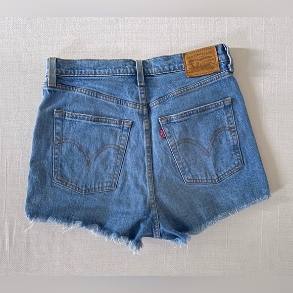 Levi’s Ribcage Shorts - Picture 2 of 3